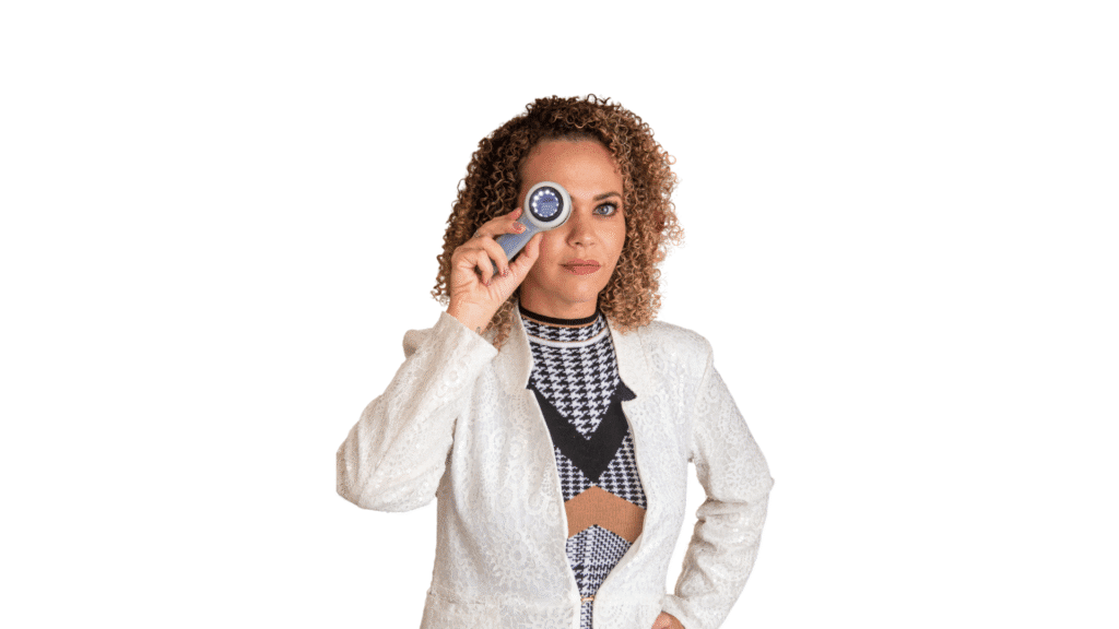 Dra. Ines Moura com dermatoscópio (pág. principal) - versão desktop e mobile