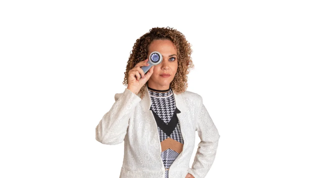 Dra. Ines Moura com dermatoscópio (pág. principal) - versão desktop e mobile