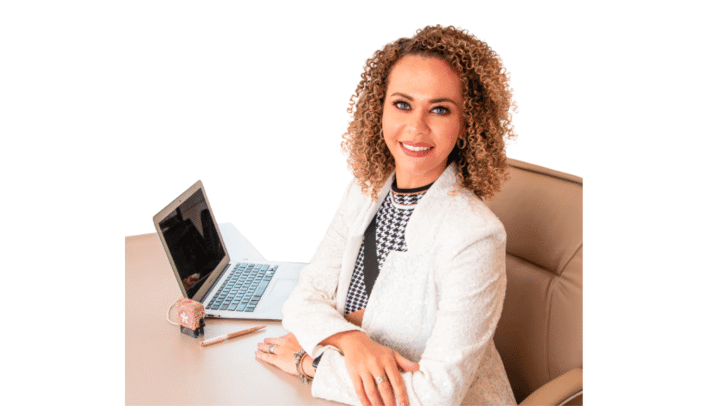 Dra. Ines Moura sentada com computador (pág. teleatendimento) - versão desktop e mobile